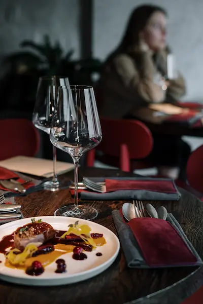 Table dressée dans un salon VIP du casino