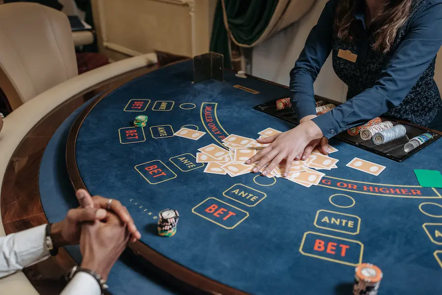 Action croupier casino