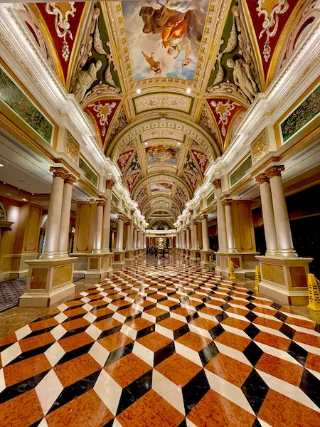 Intérieur opulent d'une suite de luxe au casino